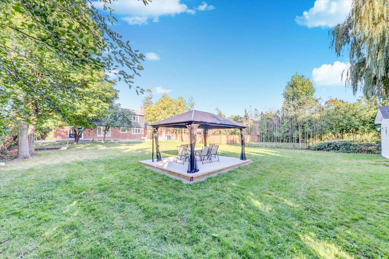 Stunning 7 Bedroom Rougeview Home With 2 Kitchens, 5 Bathrooms, Amazing Backyard & 8-Car Parking Торонто Екстериор снимка