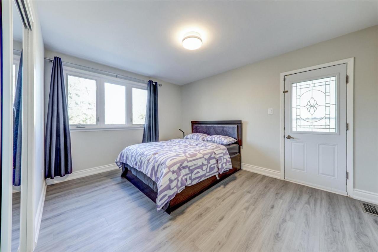 Stunning 7 Bedroom Rougeview Home With 2 Kitchens, 5 Bathrooms, Amazing Backyard & 8-Car Parking Торонто Екстериор снимка