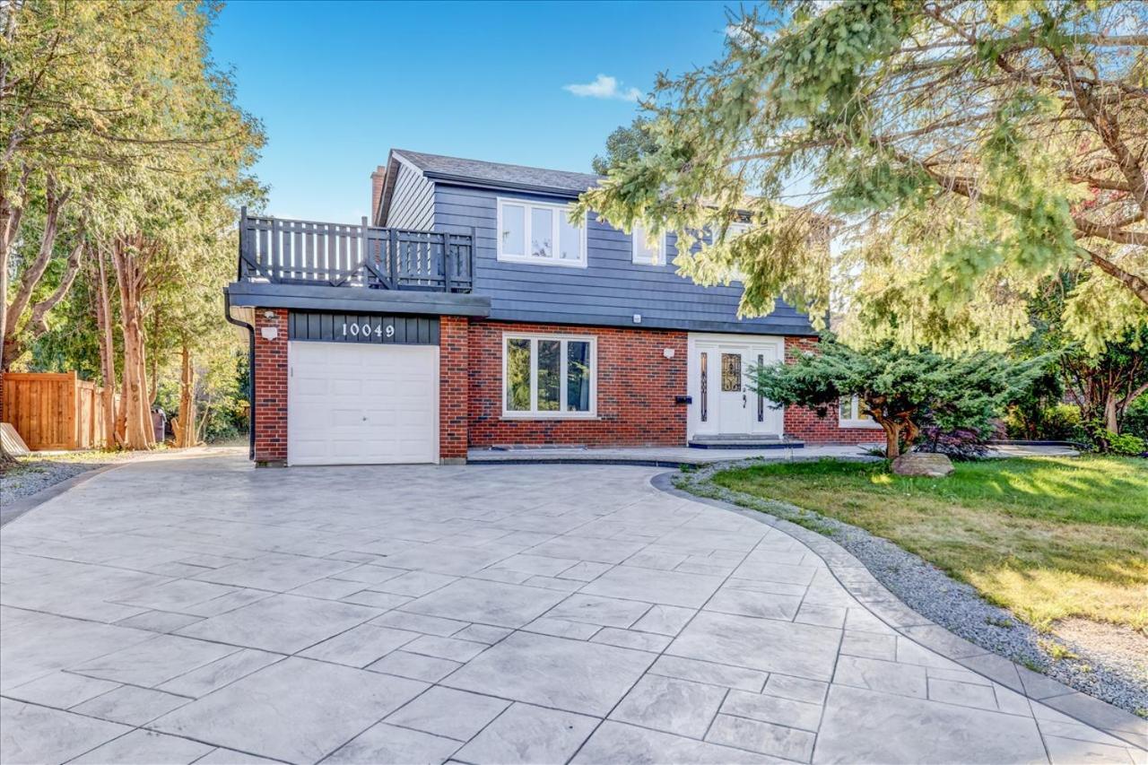 Stunning 7 Bedroom Rougeview Home With 2 Kitchens, 5 Bathrooms, Amazing Backyard & 8-Car Parking Торонто Екстериор снимка