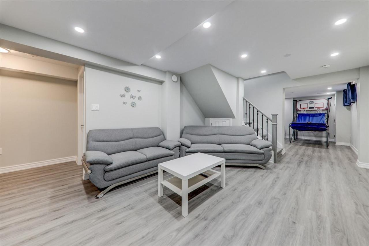 Stunning 7 Bedroom Rougeview Home With 2 Kitchens, 5 Bathrooms, Amazing Backyard & 8-Car Parking Торонто Екстериор снимка