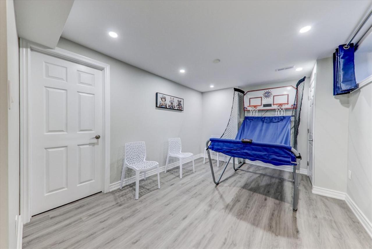 Stunning 7 Bedroom Rougeview Home With 2 Kitchens, 5 Bathrooms, Amazing Backyard & 8-Car Parking Торонто Екстериор снимка