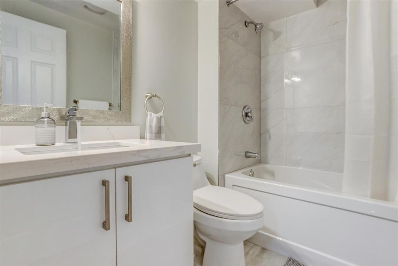 Stunning 7 Bedroom Rougeview Home With 2 Kitchens, 5 Bathrooms, Amazing Backyard & 8-Car Parking Торонто Екстериор снимка
