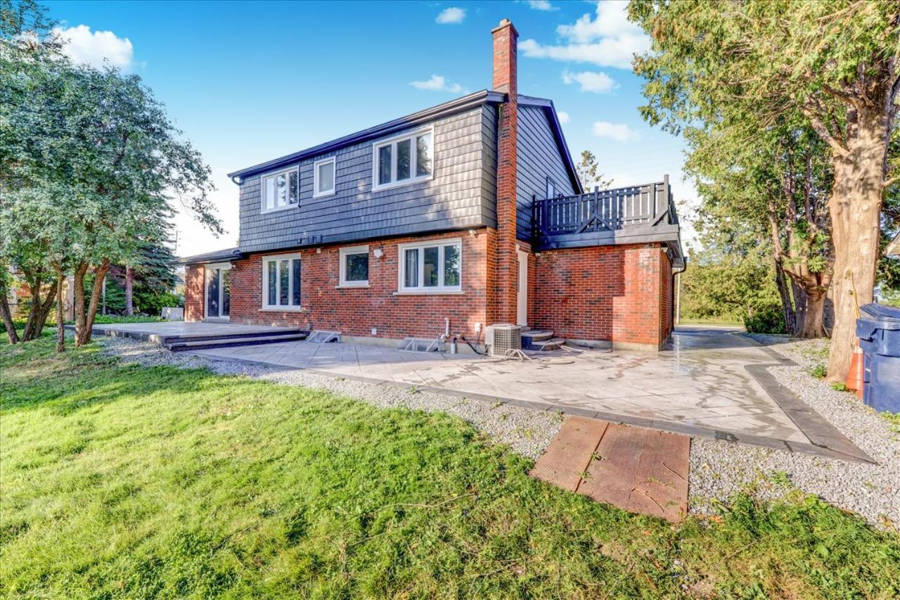 Stunning 7 Bedroom Rougeview Home With 2 Kitchens, 5 Bathrooms, Amazing Backyard & 8-Car Parking Торонто Екстериор снимка