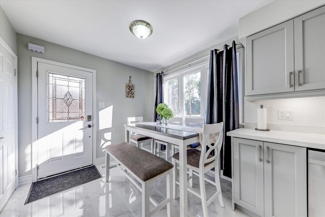 Stunning 7 Bedroom Rougeview Home With 2 Kitchens, 5 Bathrooms, Amazing Backyard & 8-Car Parking Торонто Екстериор снимка