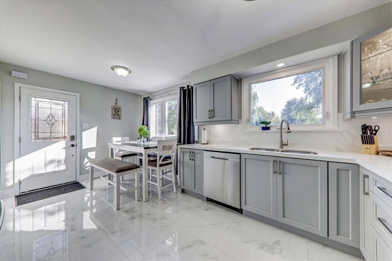 Stunning 7 Bedroom Rougeview Home With 2 Kitchens, 5 Bathrooms, Amazing Backyard & 8-Car Parking Торонто Екстериор снимка