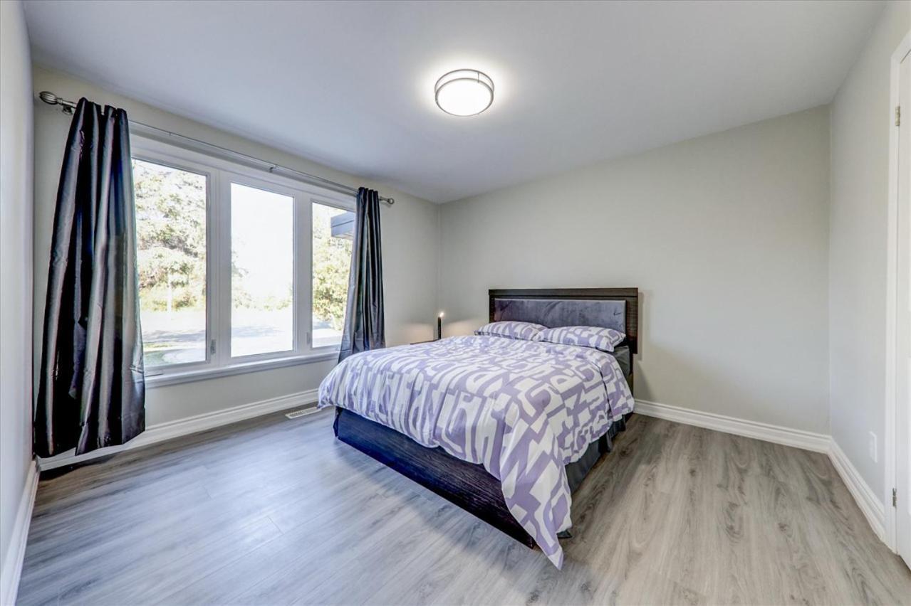 Stunning 7 Bedroom Rougeview Home With 2 Kitchens, 5 Bathrooms, Amazing Backyard & 8-Car Parking Торонто Екстериор снимка