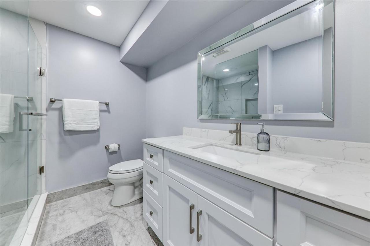 Stunning 7 Bedroom Rougeview Home With 2 Kitchens, 5 Bathrooms, Amazing Backyard & 8-Car Parking Торонто Екстериор снимка