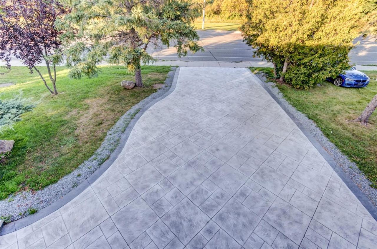 Stunning 7 Bedroom Rougeview Home With 2 Kitchens, 5 Bathrooms, Amazing Backyard & 8-Car Parking Торонто Екстериор снимка