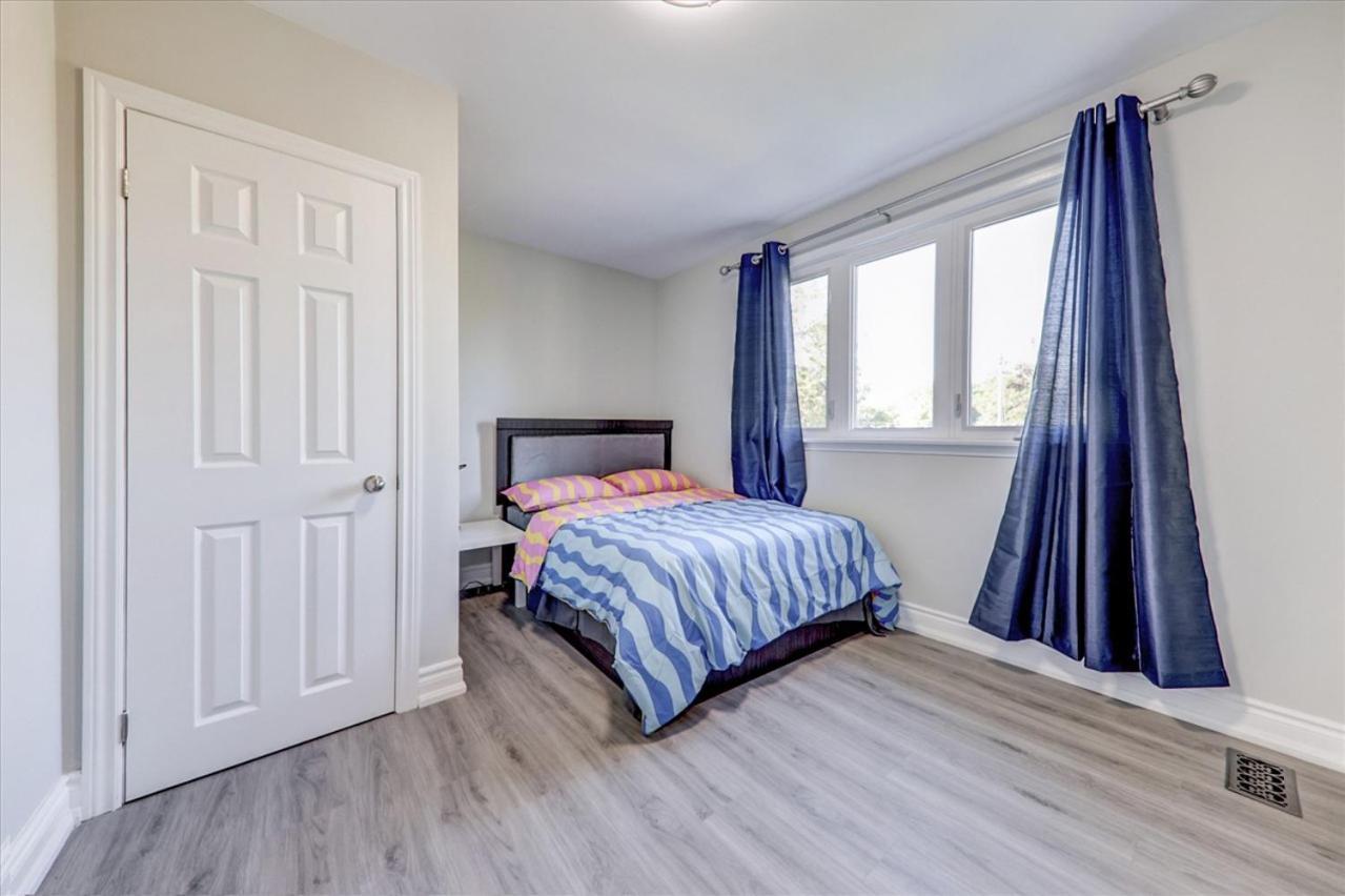 Stunning 7 Bedroom Rougeview Home With 2 Kitchens, 5 Bathrooms, Amazing Backyard & 8-Car Parking Торонто Екстериор снимка