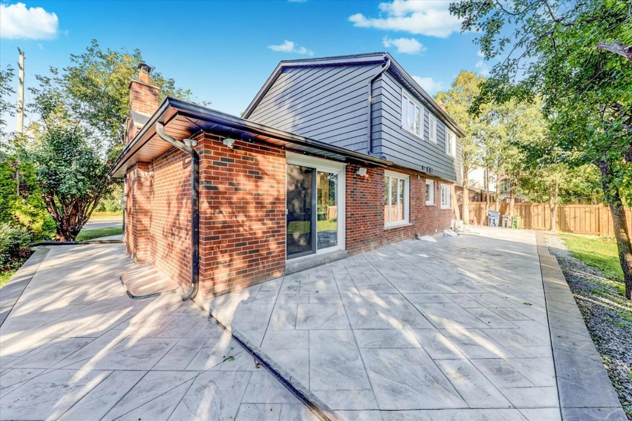 Stunning 7 Bedroom Rougeview Home With 2 Kitchens, 5 Bathrooms, Amazing Backyard & 8-Car Parking Торонто Екстериор снимка
