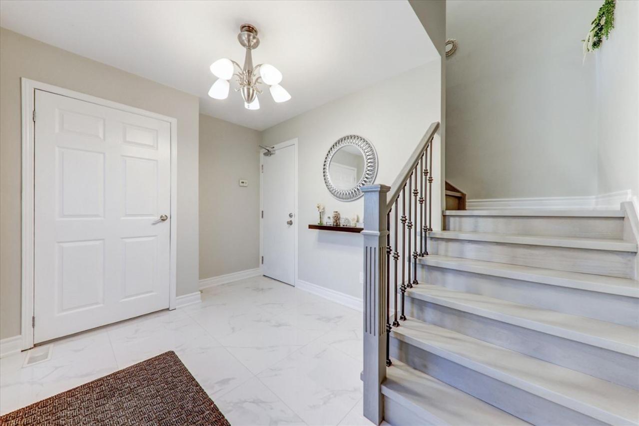 Stunning 7 Bedroom Rougeview Home With 2 Kitchens, 5 Bathrooms, Amazing Backyard & 8-Car Parking Торонто Екстериор снимка