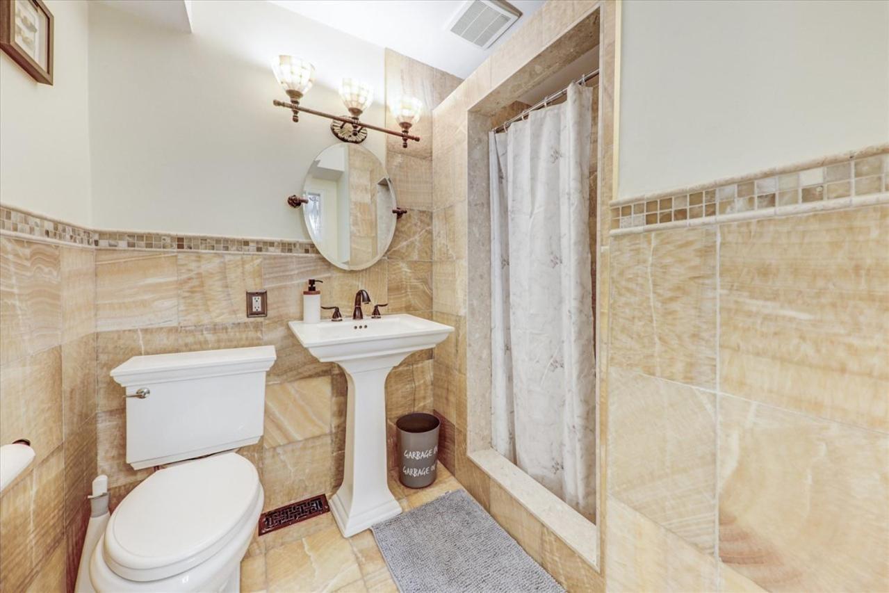Stunning 7 Bedroom Rougeview Home With 2 Kitchens, 5 Bathrooms, Amazing Backyard & 8-Car Parking Торонто Екстериор снимка