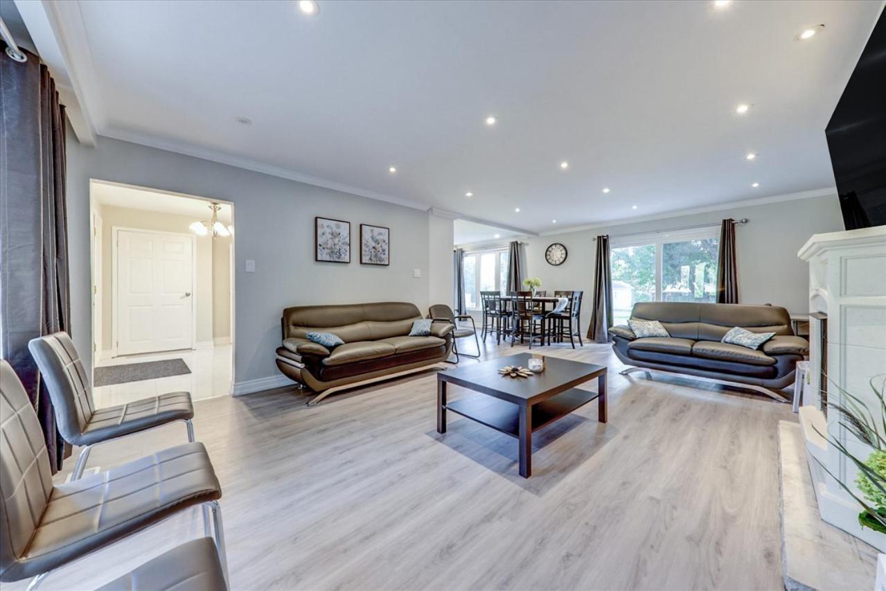Stunning 7 Bedroom Rougeview Home With 2 Kitchens, 5 Bathrooms, Amazing Backyard & 8-Car Parking Торонто Екстериор снимка