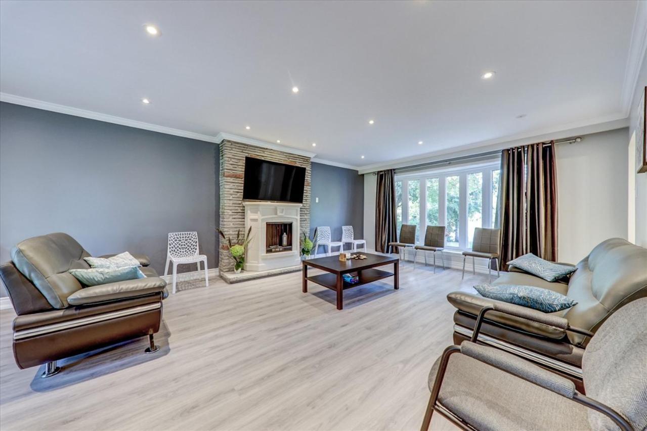 Stunning 7 Bedroom Rougeview Home With 2 Kitchens, 5 Bathrooms, Amazing Backyard & 8-Car Parking Торонто Екстериор снимка